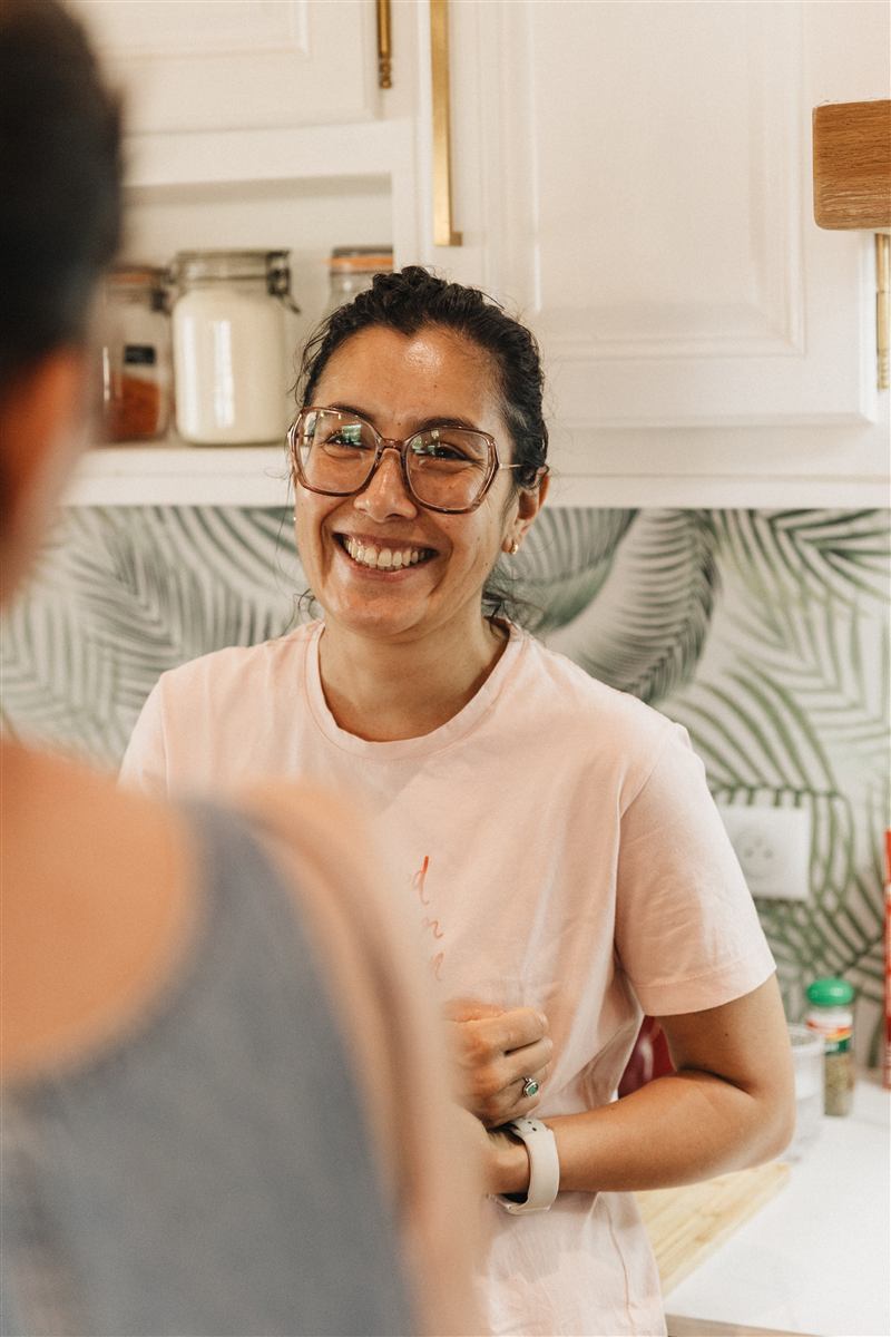 Tamara souriante dans la cuisine pendant la session